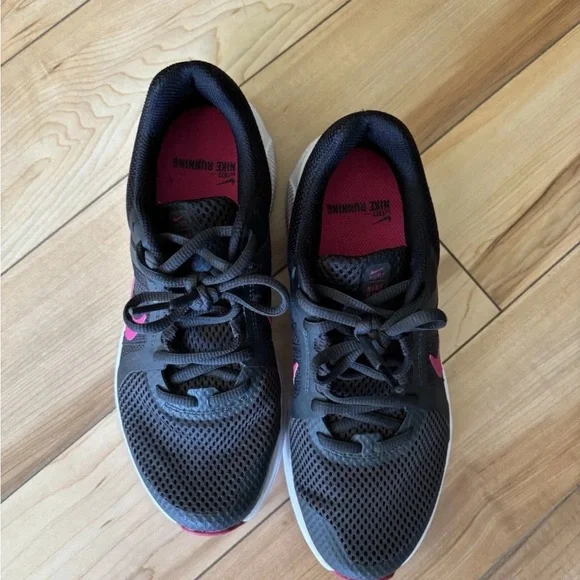 Nike Women’s Black Athletic Shoes with Pink Swoosh and White Sole - Picture 3 of 5